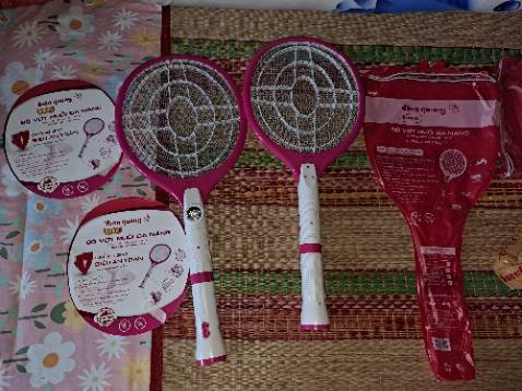 Cảm ơn Điện Quang vì 2 vợt muỗi chất lượng. Mình sẽ đặt thêm 2 cái nữa.
Test 2 LED đèn pin và đèn chiếu sáng OK. Vợt muỗi kêu to, muỗi chết. Chuôi đèn pin sạc chắc chắn. Công tắc trượt của đèn chiếu sáng trên thân và công tắc vợt muỗi/off/đèn pin tốt, chắc chắn, êm. 10 điểm cho sản phẩm.