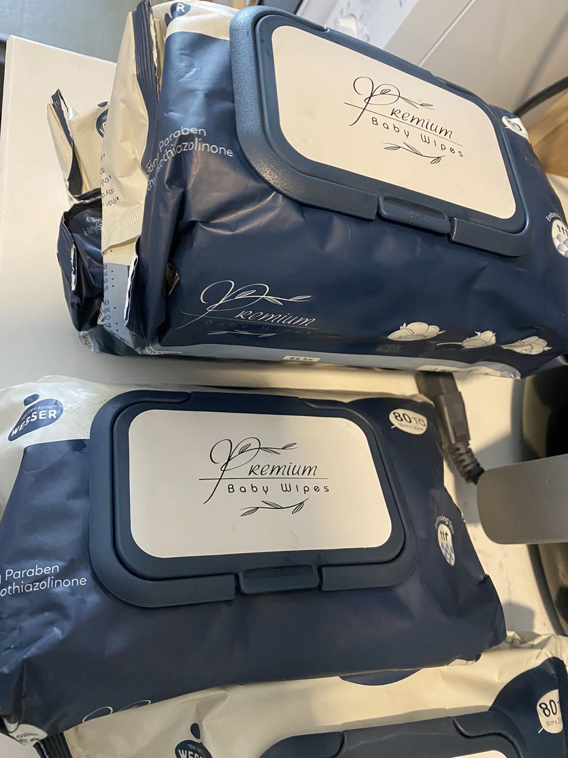 Mình nhận là 1 bịch nilon, ko bọc hộp carton như Tiki thường bọc hàng, mở ra vỏ sp ko đc sạch cho lắm. Giấy dùng thì ok.