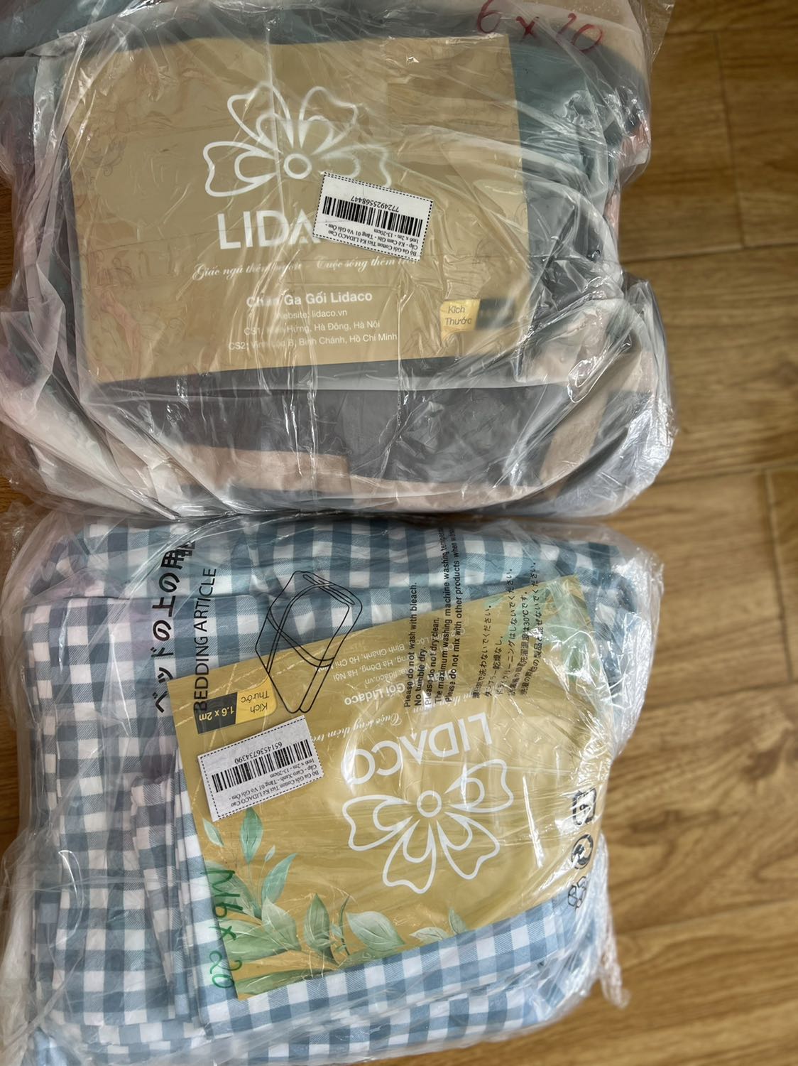 Màu sắc ở ngoài nhìn nhã nhặn dễ thương. Đường may thẳng thớm. Mong là xài được bền.