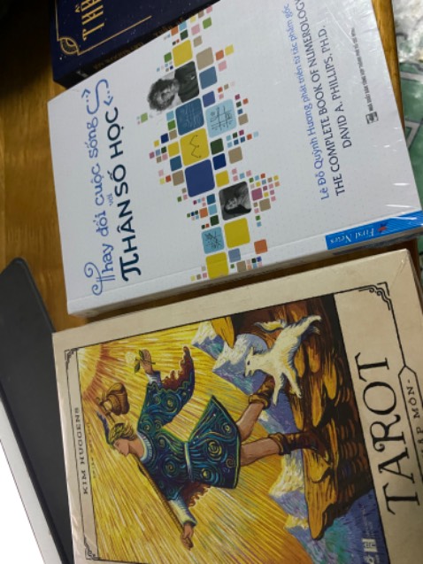 Chưa đọc nội dung nhưng đánh giá 5* cho Tiki trước vì chất lượng dịch vụ quá tốt, tài xế giao hàng quá ư là dễ thương.
Lúc nào cũng vậy, khi nghĩ đến mua sách online là mình sẽ lân la lên Tiki Trading đầu tiên và chưa bao giờ bị thất vọng cả. 
Giá cả cực kì Ok, chưa nói là thấp hơn nhiều so với những nhà cung cấp khác (đặc biệt là khi có deal sốc thì lại còn được giảm nhiều hơn nữa). Đợt này mình mua tổng đơn 335K, được giảm thêm 10K khi mua theo combo, lại được giảm thêm 20K nữa khi mua đơn trên 299K, chưa hết còn được giảm toàn bộ phí vận chuyển hoả tốc luôn (U là trời). Mua sách mà được giảm nhiều như vầy thì sao tui ko mê nổi đây chời. 
Mê chữ ê kéo dài nha.
Để tui đọc liền òi quay lại review nội dung sau nhen.