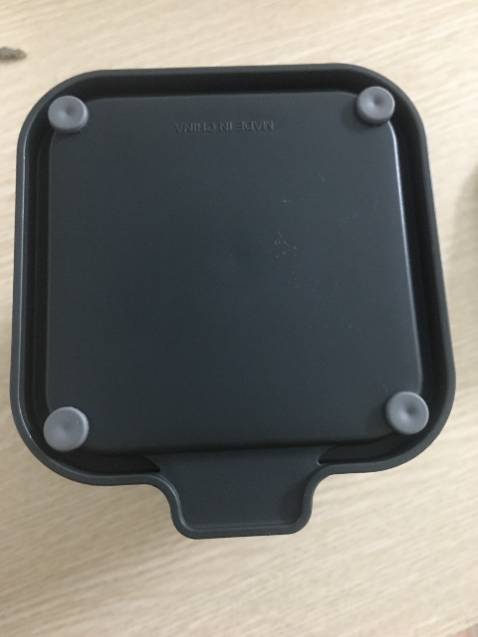 Đẹp hơn tưởng tượng của mình luôn shop ơi, hộp dày dặn chắc chắn lắm, inox sáng bóng soi được cả giương ha ha, dưới đế có chân chống trầy xước nè, đáy có cạnh thoát nước chống ẩm mốc nè. Các góc cạnh bo tròn. Hộp size nhỏ như này để riêng các loại thìa ngẵn dĩa oki nè