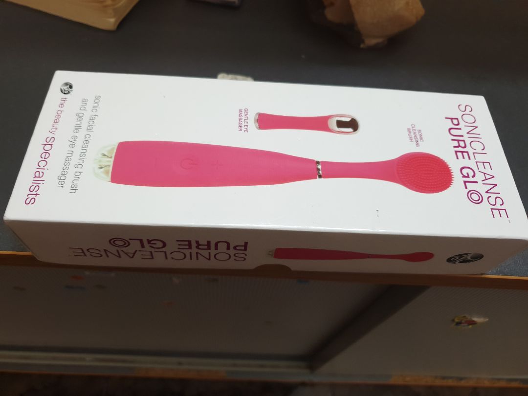 mua máy rửa mặt  làm quà tặng, đúng là tiki giao nhanh nhưng trời mưa,  ướt rách giấy gói, hộp carton thủng, khui hộp carton bên ngoài ra,  máy rửa mặt đựng trong hộp giấy, thậm chí ko có niêm phong hay màn co để chứng tỏ hàng còn mới, nhìn hộp giấy đựng máy cũ kỹ, vênh góc, bên trong hộp giấy là máy và phụ kiện, ko có hộp nhựa cũng ko có seal niêm phong. nhìn rẻ tiền. chưa xài thử máy nhưng quyết định ko muốn tặng bạn sản phẩm nhìn bề ngoài đã thấy ko có chất lượng, ko xứng tầm giá trên 1tr