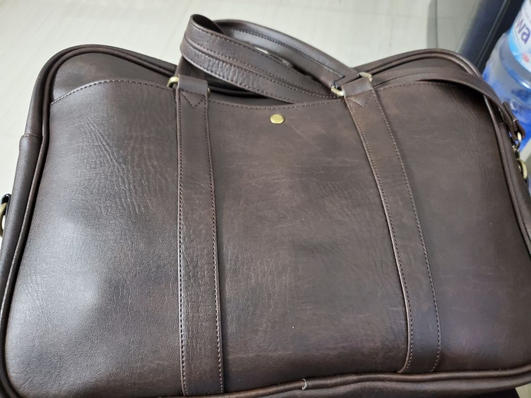 Mềm và màu đẹp, nhiều ngăn tiện lợi. Dây hơi nhỏ sợ không mang được nặng