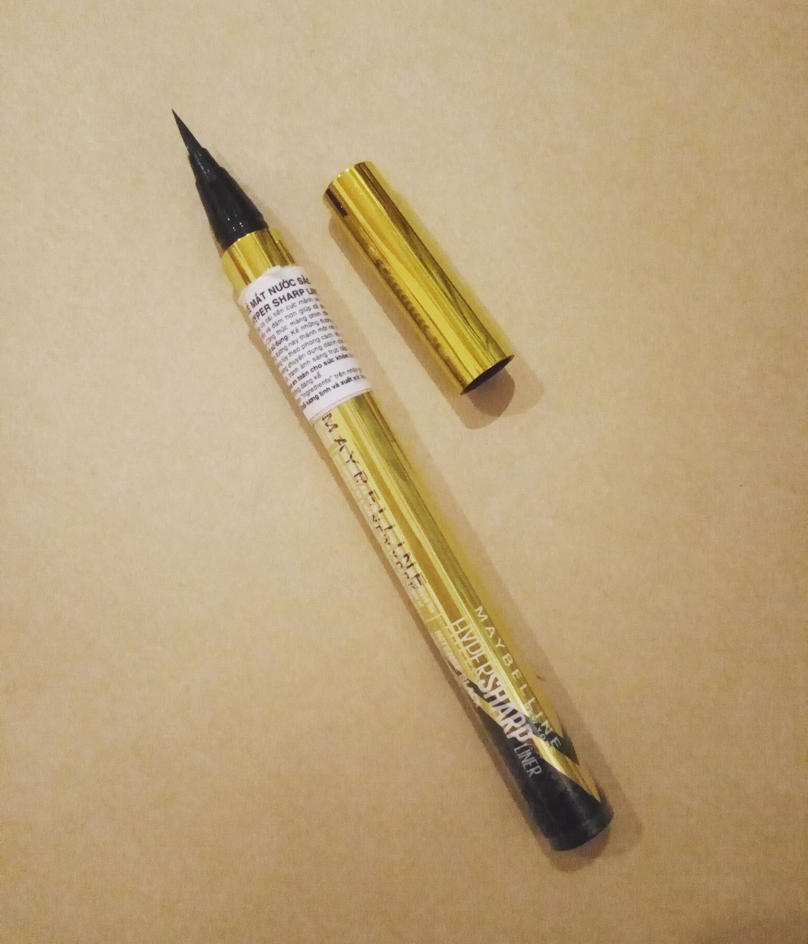 Bút nhẹ hơn mình tưởng, ngòi bút mềm mượt, kẻ mịn và nét sắc mảnh. Để mực ra đều nên lắc trước khi sử dụng. Hy vọng là sẽ xài bền.