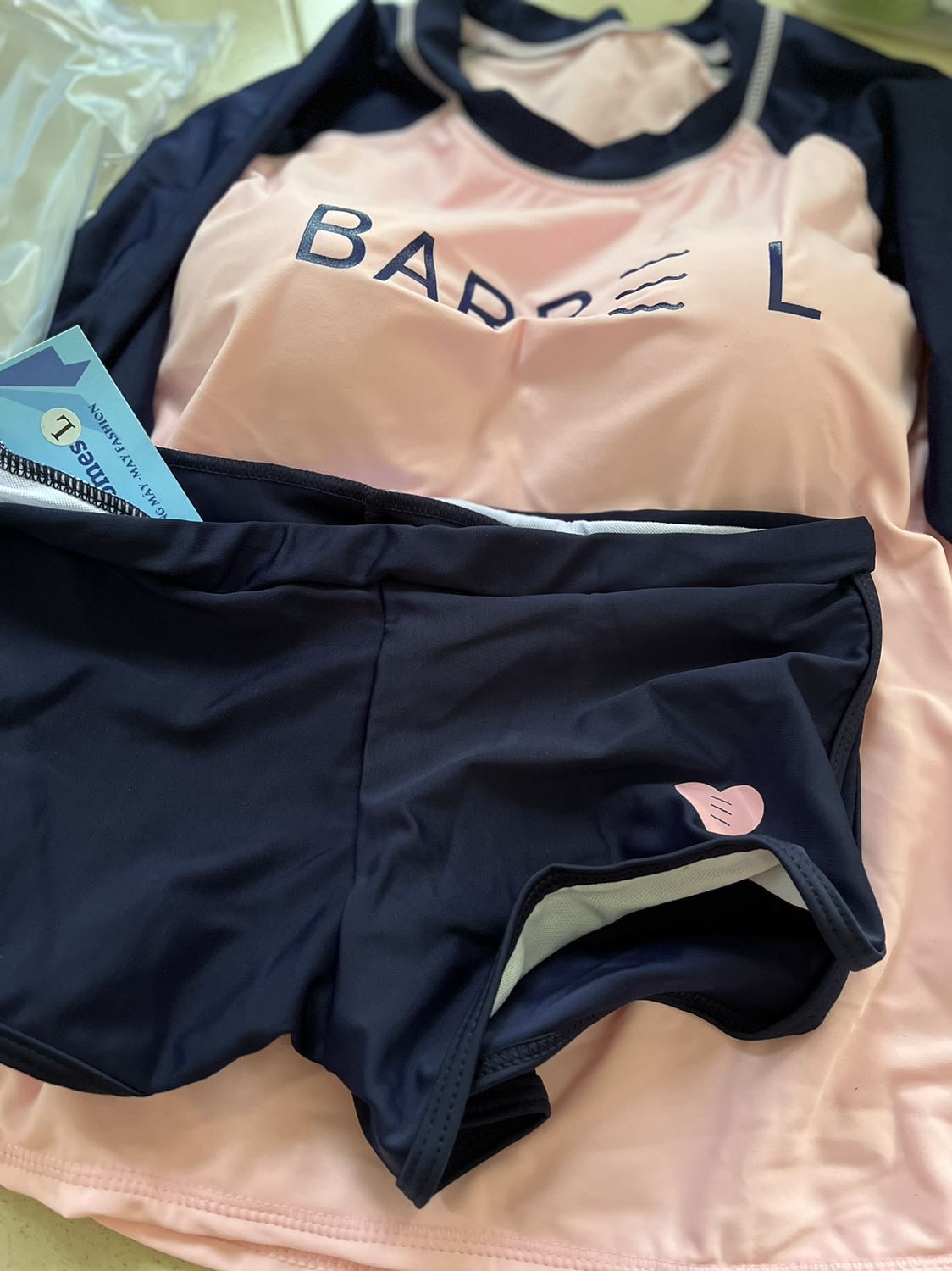 Đóng gói rất cẩn thận, giao nhanh. Chất liệu thu dầy, mát. Màu hồng kết hợp với xanh đen trẻ trung, có cả khung kim loại nâng ngực nữa. Nói chung hợp ý tui