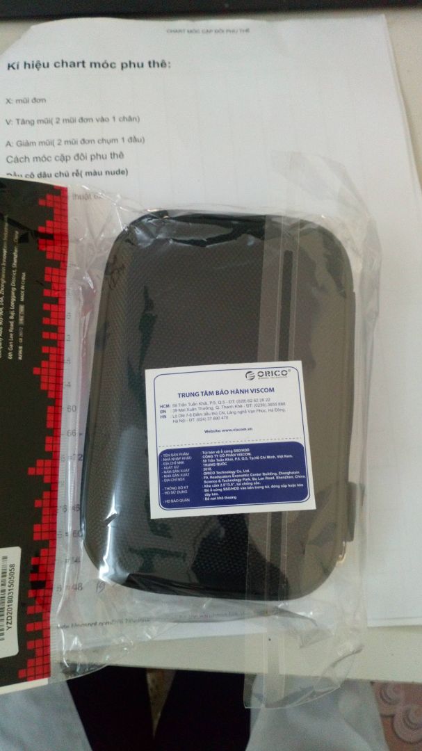 Mình mua sale với giá 36k. Hàng rất ổn, hộp to, cứng cáp, có 2 nhăn nhưng không gian hộp khá rộng đựng được khá nhiều, khuyết điểm duy nhất là lớp đệm lót bên trong không được dày dặn cho lắm nên bạn nào yêu cầu hộp chống sốc tốt thì nên chọn loại khác. Tổng thể mình thấy rất ổn.