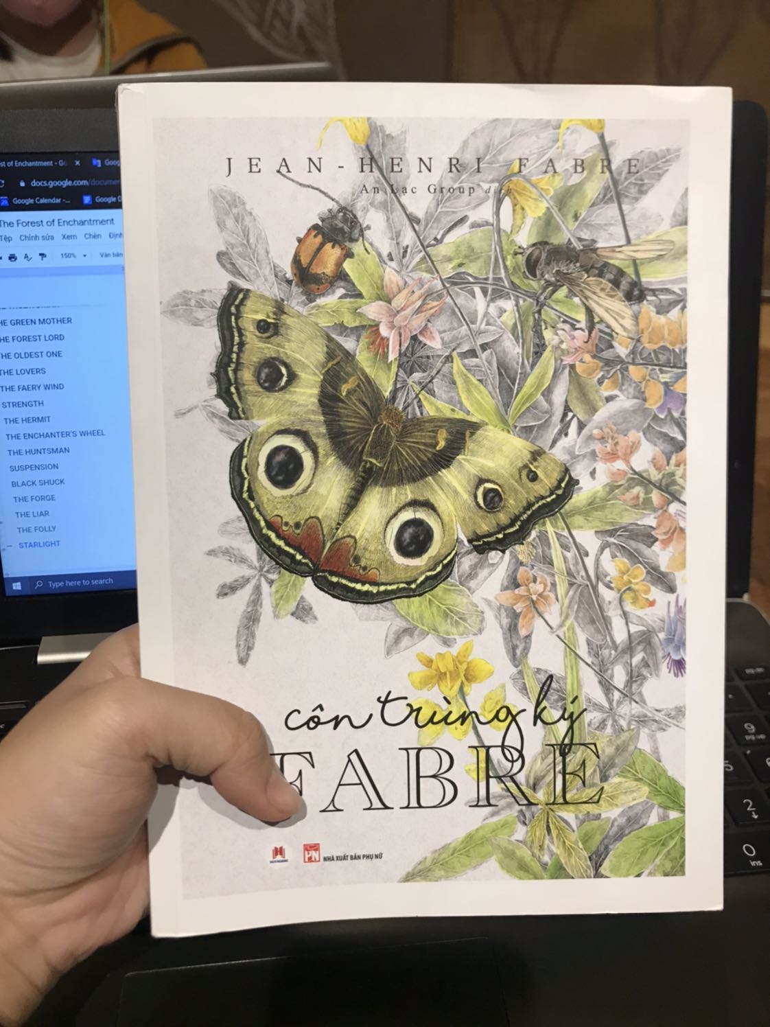 Sách in màu, sách trình bày đẹp mình rất ứng y. Nhưng Tiki giao sách hơi móp, không như những lần trước. Đối với một đứa yêu sách như mình thì mình thấy hơi khó chịu nên mình đáng 4 sao. Btw, cái bìa đẹp nên cho thêm 1 sao nữa.