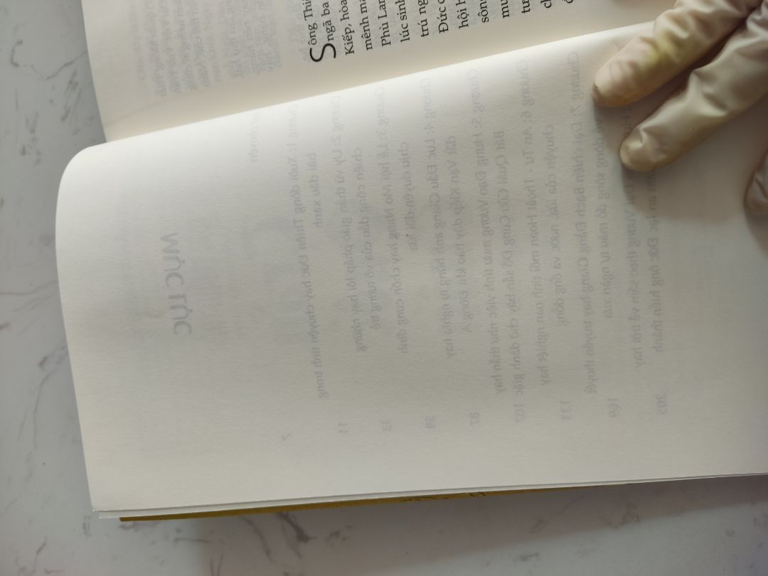 giấy mỏng, đóng gói sơ sài, chỉ quẳng luôn 2 quyển sách vào hộp k có gì nữa hết, k seal, còn bị bẩn và cong mép sách