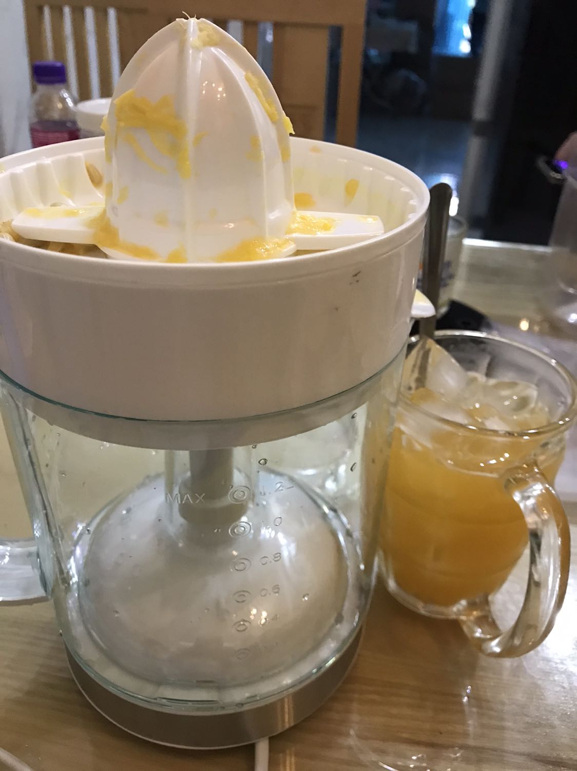 Giá 275k; sản phẩm có hai chức năng cho nước ép ra trực tiếp hoặc lưu trữ trong bình 1.2l. Rửa vệ sinh dễ dàng và nhanh chóng. Có nắp đậy che trục xoay chống ruồi nhặn.