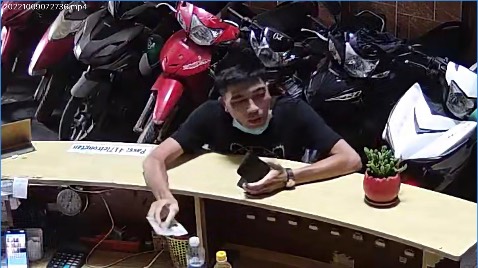 Áo đẹp lắm. Quên chụp hình áo rồi. Mượn đở ảnh thằng ăn cắp dua lên đây.