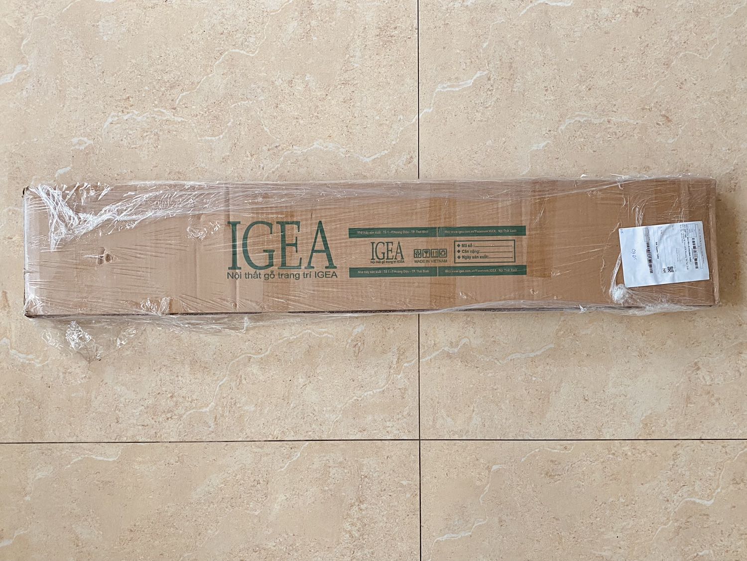 - Lần thứ 2 mình đặt kệ sách từ cửa hàng, đơn lần này giao nhanh hơn dự kiến đến 4 ngày. 
- Hàng đóng gói ổn, bên trong vẫn KHÔNG CÓ TỜ HƯỚNG DẪN, mình không biết cửa hàng có đọc đánh giá của khách hàng để cải thiện điểm này không nữa. Lỗ khoan trên những tấm gỗ không khớp nên vặn ốc rất vất vả. 
- Nhìn chung kệ sách đáng giá tiền, gỗ 2 màu trắng đen khá đẹp & chắc chắn. Với giá cả hợp lý, mình sẽ ủng hộ cửa hàng trong thời gian tới.