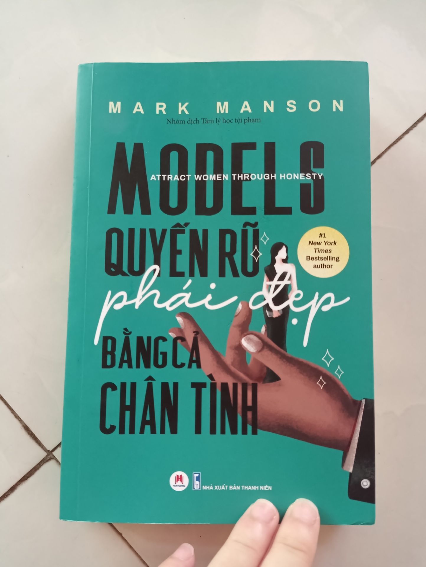 Mặc dù là nữ nhưng mà đọc rất thú vị. Kiểu xem cánh đàn ông các anh nghĩ gì về chị e phụ nữ chúng tôi ý. ? Và đương nhiên yêu đương là chuyện của cả nam và nữ. Và thật bất ngờ là anh Mark rất hiểu về phái yếu chúng tôi đấy. Các anh nên đọc chúng và đừng hành động một cách *** ngốc như những người bạn với chúng tôi làm gì.