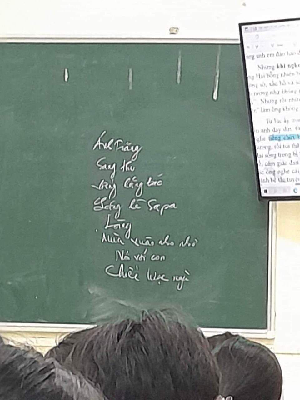 Đóng gói sơ sài. Sách bị móp, rách mép