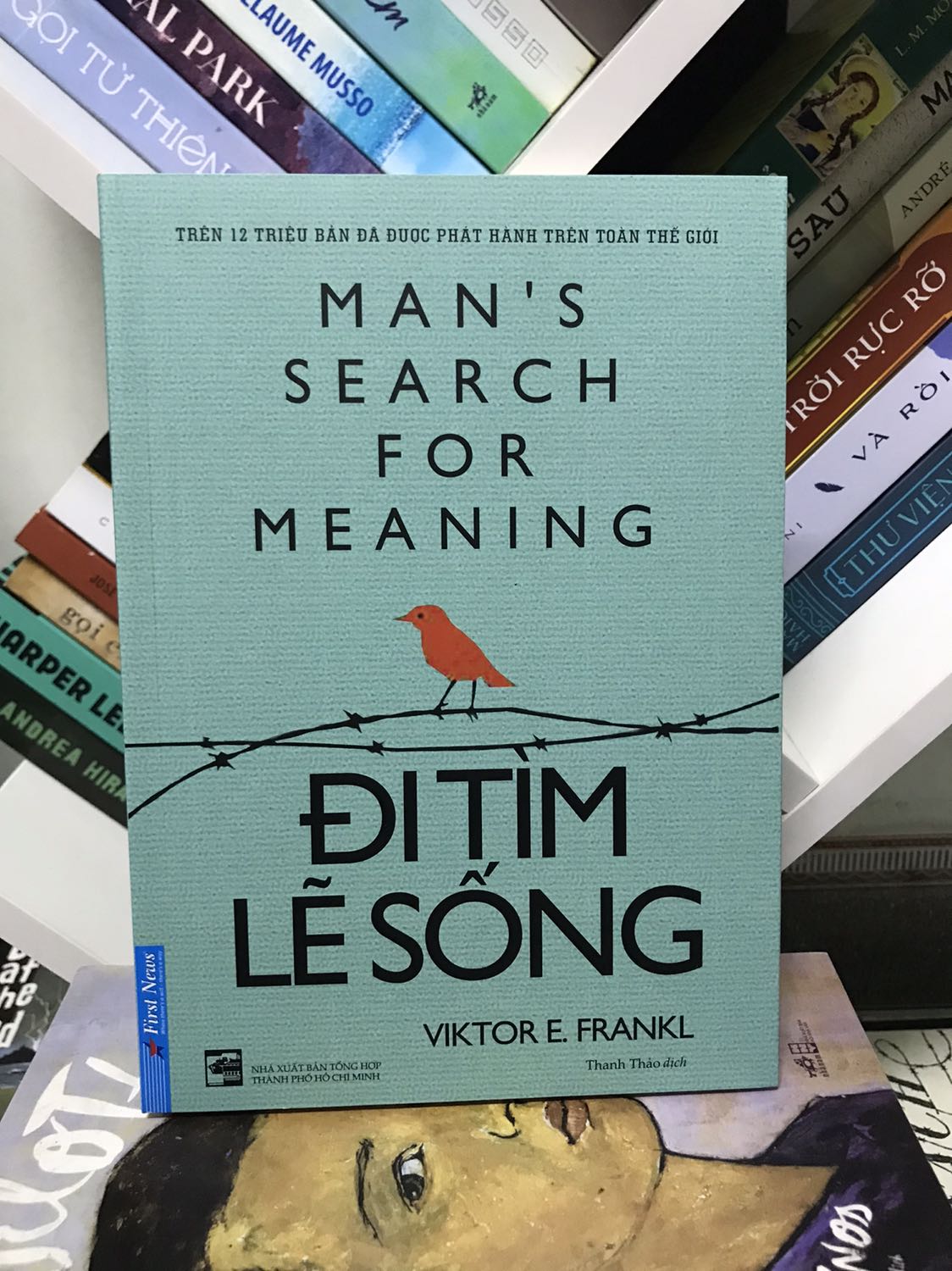 Một cuóin sách kinh điển nữa về đề tài diệt chủng Do Thái. Một cuốn sách được ví von như thần dược để nâng đỡ tinh thần con người khi đối mặt với cảm giác tuyệt vọng vì mất đi tất cả. 

Ý nghĩa của cuộc sống có thể tìm thấy trong mọi khoảnh khắc; cuộc sống không bao giờ mất hết ý nghĩa, ngay cả khi phải chịu đau đớn và cái chết.