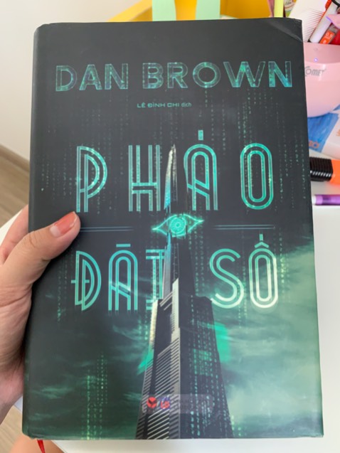 Một tác phẩm phải nói là rất lôi cuốn. Đã mở trang đầu tiên là sẽ phải đọc cho đến trang cuối cùng mới chịu thôi vì sự khao khát muốn biết sự kiện tiếp theo. Có những bộ óc ưu việc, những con người tài năng, những khao khát, đam mê, và cả sự ích kỷ vây lấy họ. Đọc để cảm, để ngẫm về cuộc sống, để thấy được rằng: Tình cảm là thứ đáng trân trọng, nhưng nó nên được giải bày, để đối phương có thể dễ hiểu và dễ cư xử hơn nếu nhỡ không thể đáp trả theo ý muốn của mình. Có thể tự do là chính mình trong một mối quan hệ, cùng nhau phát triển bản thân tốt hơn trong một mối quan hệ, và cùng lo lắng, sợ mất nhau trong một mối quan hệ-hẳn đây chính là tình yêu đúng đắn. Chúc mừng cho tác giả đã để lại một tác phẩm giá trị nhân văn, khiến mọi người biết cách nhìn lại bản thân và sống tốt hơn ngày hôm qua.
Một quyển sách đáng đọc. Các bạn thử đọc và có những cảm nhận riêng nhé!