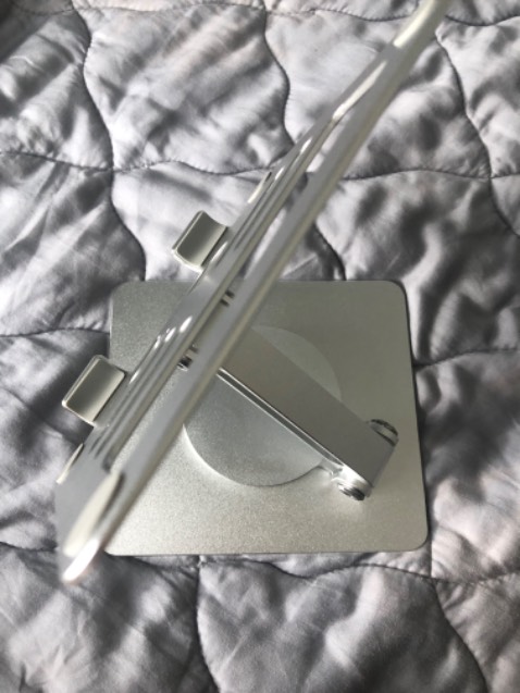 Chất liệu hợp kim nguyên khối như mô tả, hoàn thiện tinh xảo cách góc tiếp xúc ipad đều có silicon chống trầy, giá cao nhưng mình rất hài lòng về sp xịn xò này