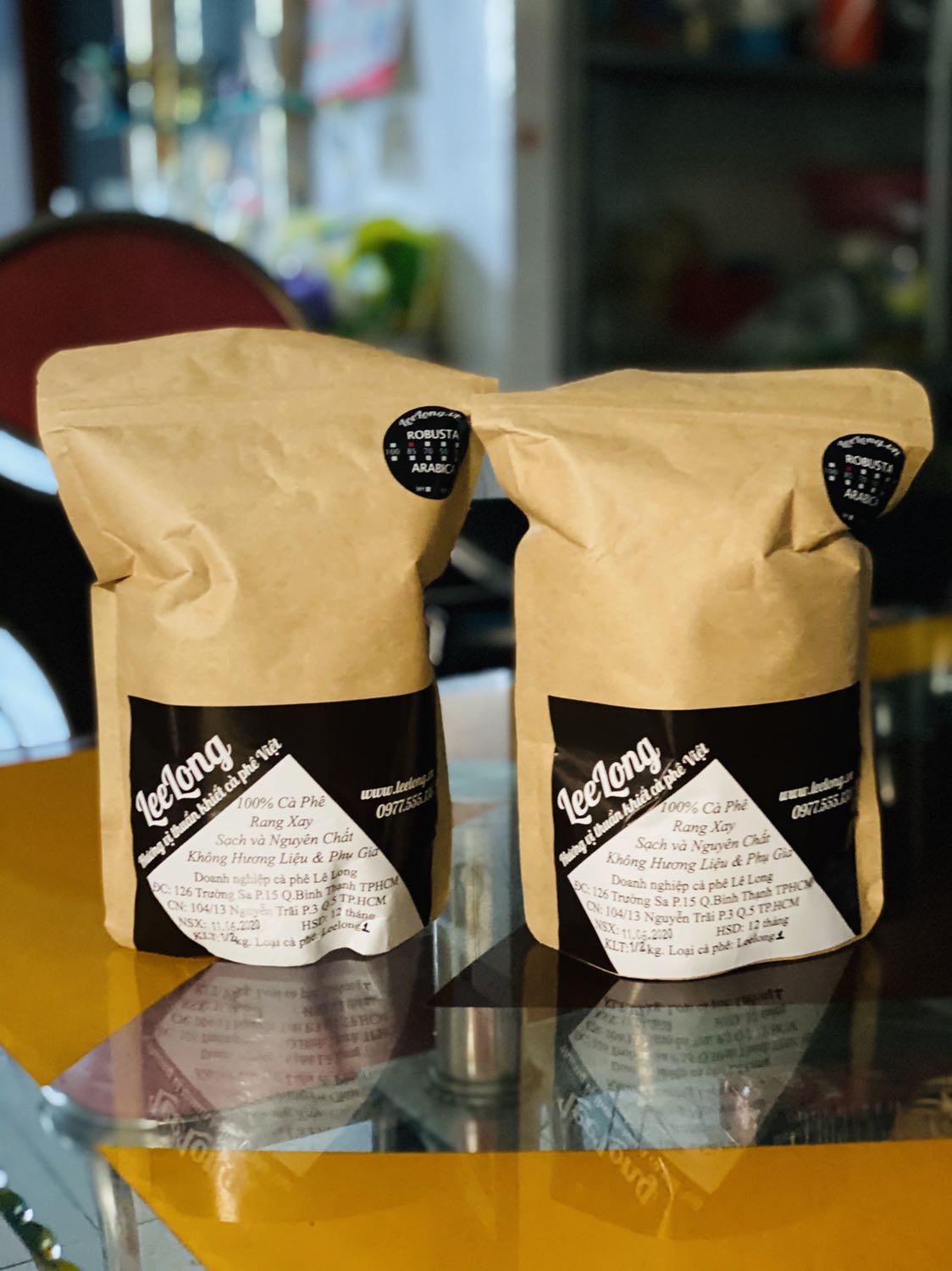 mình pha máy, cảm nhận: vị vừa, mùi thơm, có hậu chua chua nhẹ của arabica , 
đúng hạt cafe thật, 
đóng gói gọn gàng
bao bì đơn giản nhưng đẹp, có zip khoá rất tiện bảo quản
giá quá là êm so với các sản phẩm cafe rang mộc khác
sẽ tiếp tục ủng hộ shop!!