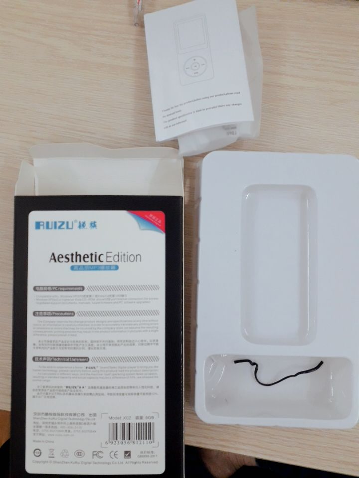 Tiki mới giao lên copy nhạc vào máy tầm 5-10' xong mở nhạc thì không nghe được gì hết. Máy nhẹ, mỏng, chất lượng kém quá. máy không định dạng ngôn ngữ, nhìn tên bài hát nhảy font hết, bấm nút play mà cứ k nghe nhạc hay bất kì âm thanh nào hết. made in china