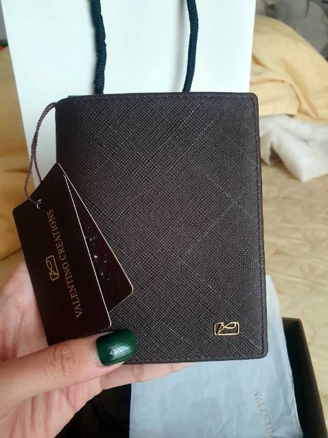 Ví chất lượng tốt. CSKH và dịch vụ chưa tốt, đóng gói lâu, 2 lần liên tiếp báo không lấy được hàng mặc dù đã xác nhận còn hàng. Sau khi mình nhắn hỏi lý do thì nhãn hàng chỉ seen, nhưng lập tức đóng hàng và chuyển đi. Sau đó 1 ngày mới trả lời với 1 câu không liên quan. Khó hiểu :D