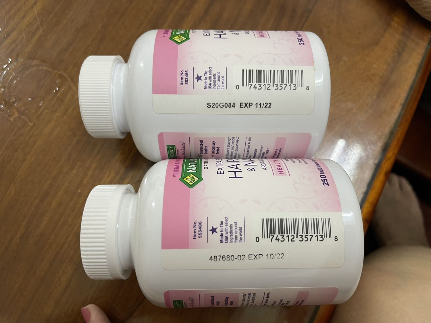 Sản phẩm mua về so với hộp cũ của người nhà bên Mỹ gửi về thì có rất nhiều điểm khác biệt. Nắp hộp khác nhau, đáy hộp khác nhau, các thông tin in mực bị mờ so với hộp auth. Có nhắn tin hỏi shop thì shop tl là do 2 lô hàng khác nhau. Nhưng đặc biệt là màu sắc viên thuốc giữa 2 lọ cũng khác nhau luôn ? Lọ cũ có màu hồng tím tươi hơn, lọ mới là màu hồng thẫm và có mùi hắc hơn. Mình cảm thấy không yên tâm nên dùng thử 1 lần rồi không dám dùng nữa.