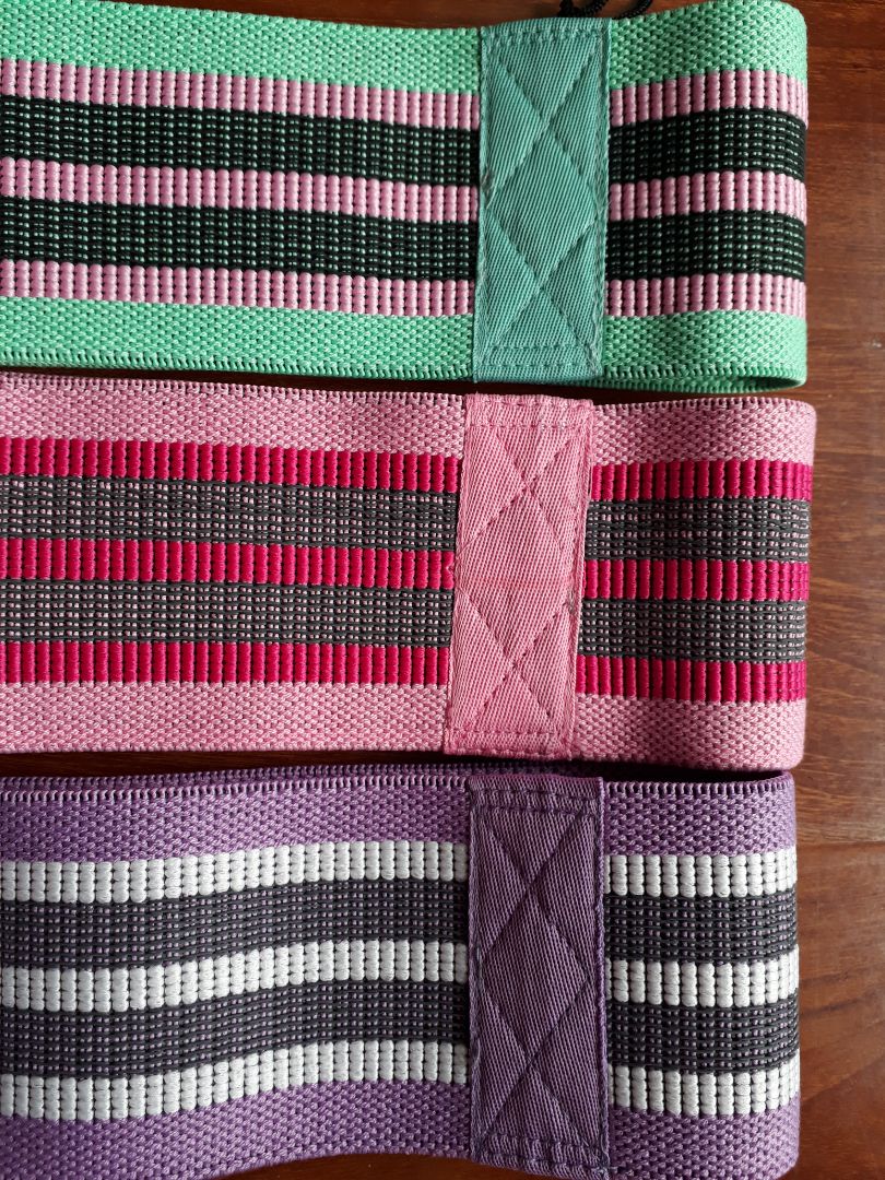 Giao hàng tiêu chuẩn cực nhanh, tối hôm trước đặt mà sáng hôm sau đã có thể nhận hàng.
Hàng đúng và đủ mẫu, đóng gói cẩn thận.
Chất vải dày dặn, chắc chắn, màu đẹp như hình trên web.
Có thêm sách hướng dẫn Action Guide để tự tập. Có túi lưới đi kèm rất tiện.