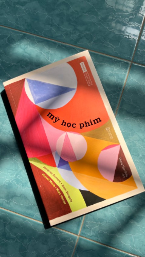Một cuốn sách dẫn nhập các lý thuyết về điện ảnh tuyệt vời, dễ tiếp cận. Trong sách cũng chú giải nhiều định nghĩa đc sử dụng trong điện ảnh và giới thiệu những cuốn sách, nhà nghiên cứu phim và những người có ảnh hưởng quan trọng đến điện ảnh. 

Cuốn sách siêu siêu phù hợp với một người bắt đầu tìm hiểu và muốn học nhiều thêm về phim. Cám ơn nhà xuất bản và dịch giả đã đưa cuốn sách này đến những người yêu phim ở Việt Nam ạ ♥️♥️♥️
