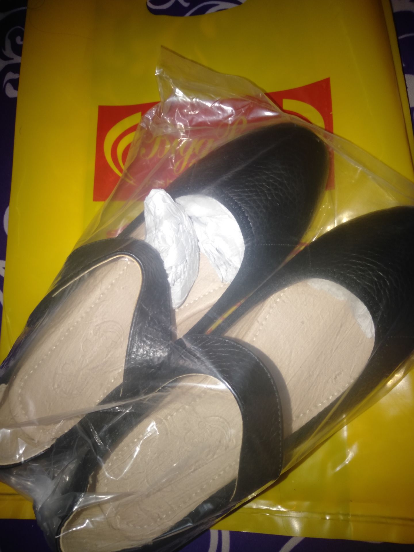 Giày xinh lắm, size chuẩn. Mình mang nhiều nên không biết độ bền thế nào. Thời gian giao hàng nhanh. Nên mua