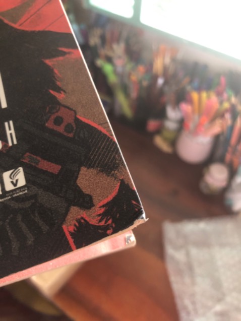 Sách bị gãy mép, các trang sách cong queo và có hẳn 1 cọng tóc bên trong, đóng gói sơ sài mình còn không nghĩ đây là sách mới nữa cơ :))))))) với giá 150k mà chất lượng như này là quá thất vọng luôn ấy. Mua sách nhờ xem booktok mà giờ ko lẽ lại làm content bass chất lượng sách. Chỗ bán mà khác Tiki Trading là mình cũng đắn đo lắm ấy không ngờ sách kém chất lượng thật :))))))))