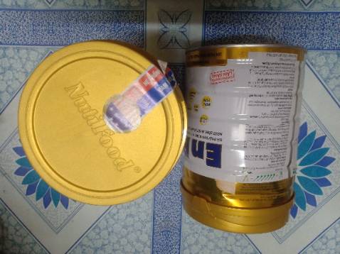 Hộp bị móp, đáy hộp có nhiều đốm mốc....