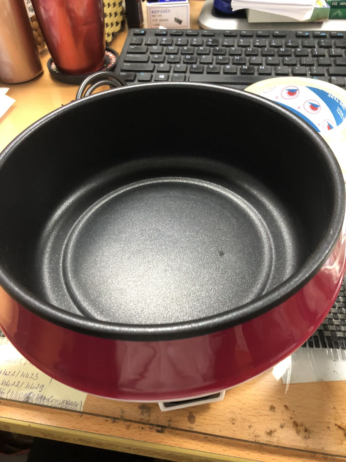 Giao hàng nhanh, nhưng sản phẩm bị lỗi phần nước sơn chống dính bị bong tróc lên , nên yêu cầu đổi lại dùm cái khác! Thanks!