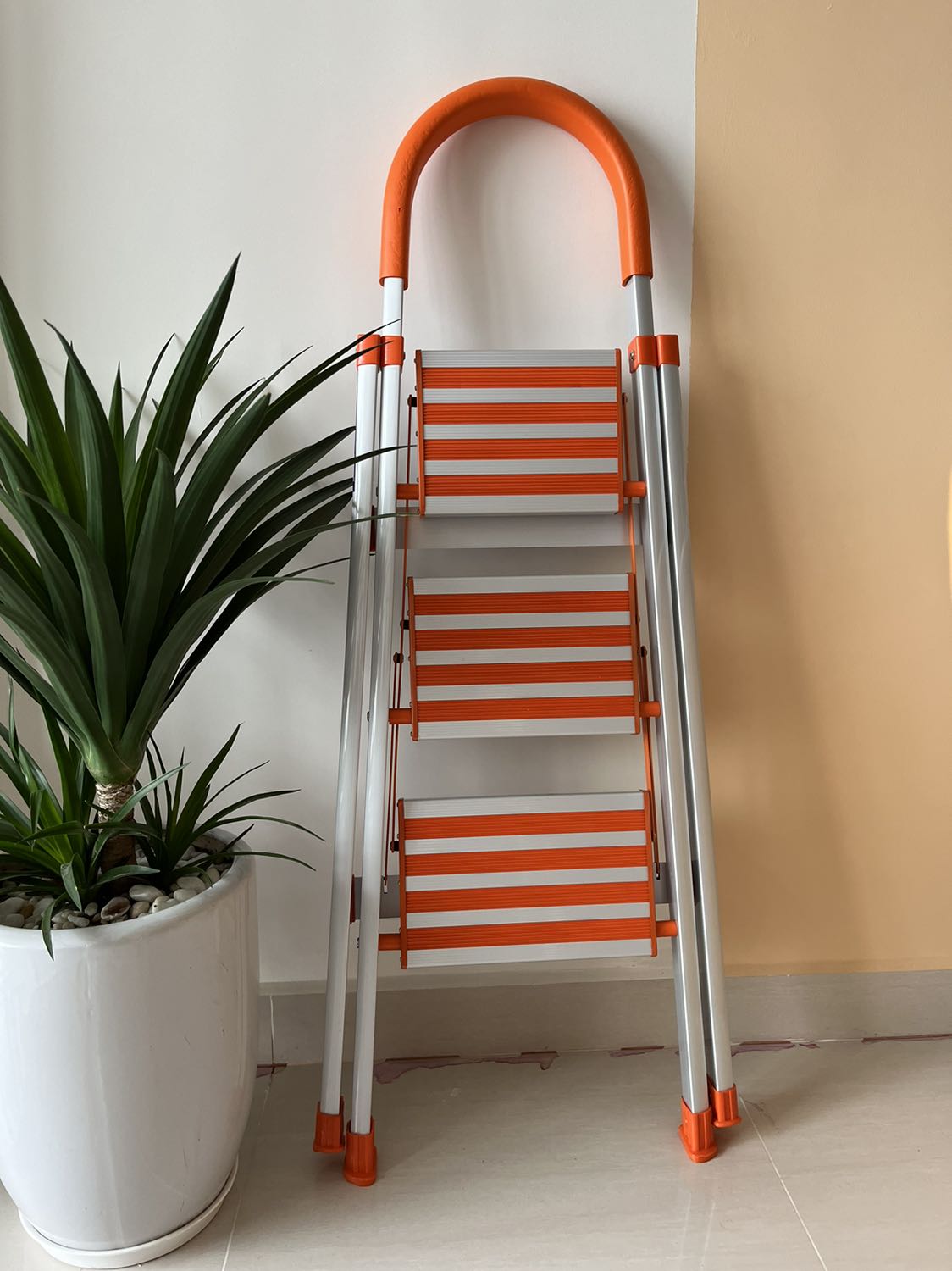 Sản phẩm chắc chắn, thao tác dễ dàng, gấp gọn lại khi không sử dụng. Tiki giao hàng nhanh, đóng gói cẩn thận!