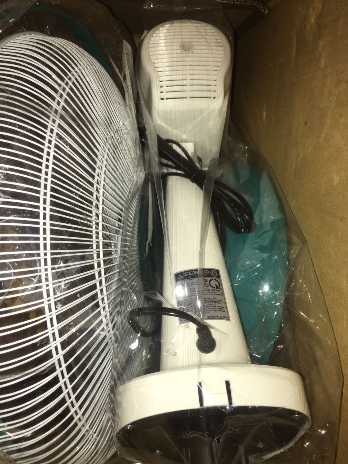 Quạt lần này mình mua nguyên thùng của Senko, màu sắc ngẫu nhiên nhưng đúng ý mình thích ạ. Kem cốm hay kem môn đều đẹp  hết.