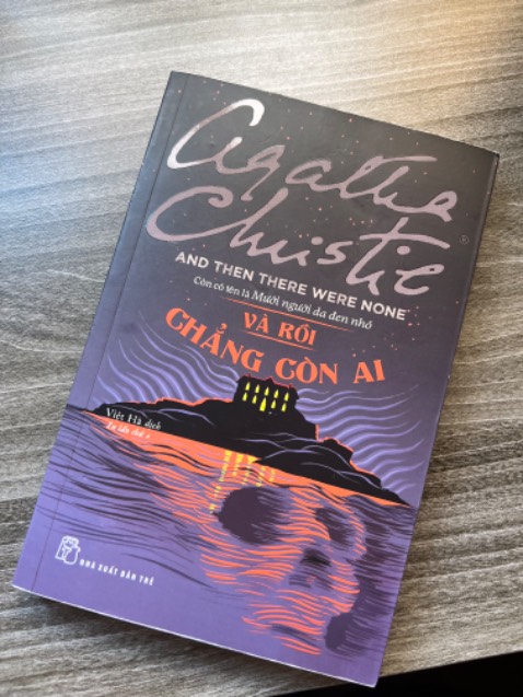 Đây là quyển đầu tiên mình đọc của Agatha Christie và thật sự thì nó khá ổn. Câu từ đơn giản với nội dung cuốn, cái kết có plot twist làm mình bất ngờ. Khâu đóng gói thì luôn cẩn thận nên mình rất yên taM