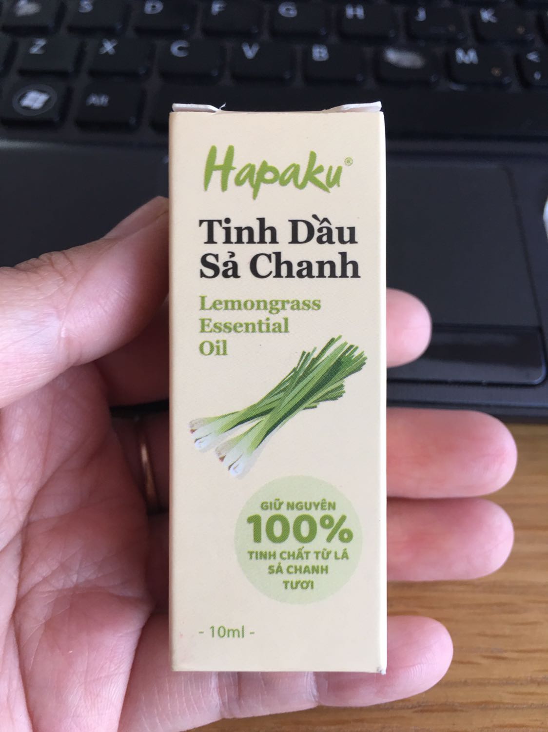 Vừa nhận chai tinh dầu Hapaku mùi yêu thích của mình. Chai nhỏ nhưng vẫn được đóng gói kỹ càng trong một chiếc hộp xinh. Trên chai có tem chống hàng giả seal kín. Date 3 năm thế là xài đến tận 2023 ?. Shop uy tín. Hàng chất lượng. Tặng 5 sao nghe!