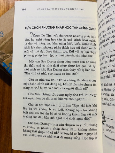 Sách gồm nhiều tip nhỏ 2-3 trang, dễ đọc.
Tikicare bọc sách tạo nếp gấp ở lề bìa sách, một mặt nhiều sóng lồi.