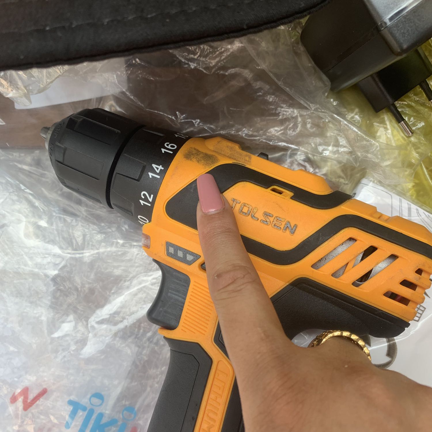 Sp thì giao cũ mèm . Nhắn ko trả lời! Giao phần đầu *** ko có sạc vô đâu