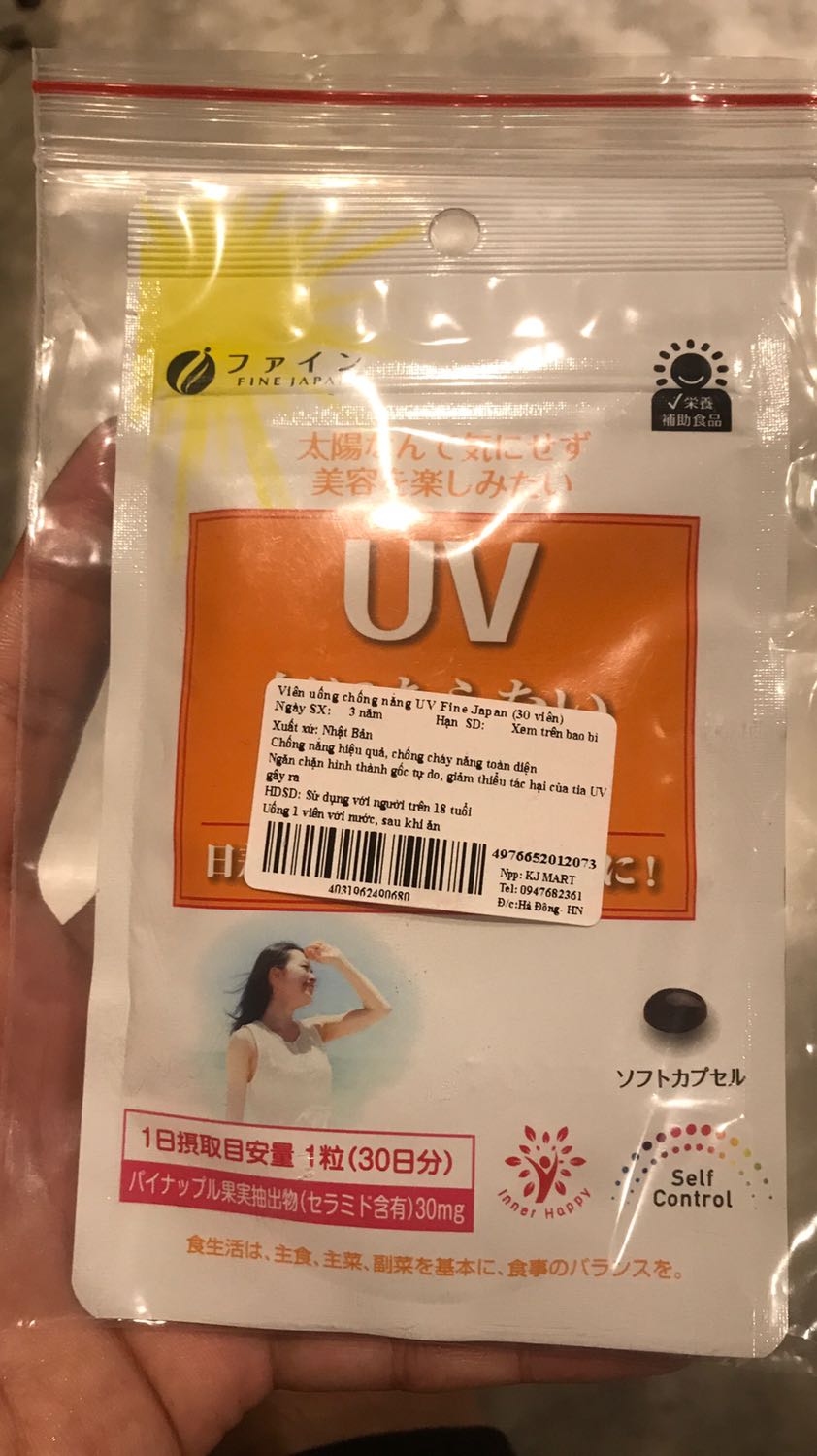 Giao hàng siêu nhanh dù mình ở Phú Quốc. Đặt ngày 26/6 thì đến chiều 28/6 là đã nhận đươc hàng. Giá ở siêu thị đang bán là 286K nên mình thấy Tiki bán giá 202K là muốn hốt ngay. Cũng hơi lo lo vì sao thấy giá rẻ quá nhưng vì tin nguồn cung cấp là Tiki Trading đảm bảo chất lượng nên mình mua luôn. Sau cùng còn được giảm thêm 15K thanh toán qua Momo nên giá siêu mê chỉ 187K cho 30 viên chống nắng thương hiệu Nhật. Hy vọng thuốc có hiệu quả tốt trên cơ địa của mình.