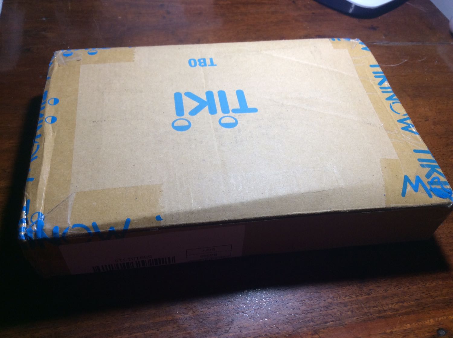 Giao hàng đúng hẹn, hàng nguyên vẹn. Tuy nhiên quả barcode trông đau đớn quá :’( hàng tồn 3 năm không tránh khỏi chút xước, bụi và quả này. Chịu chăm thì mới như thường, cơ bản là đẹp sẵn rồi