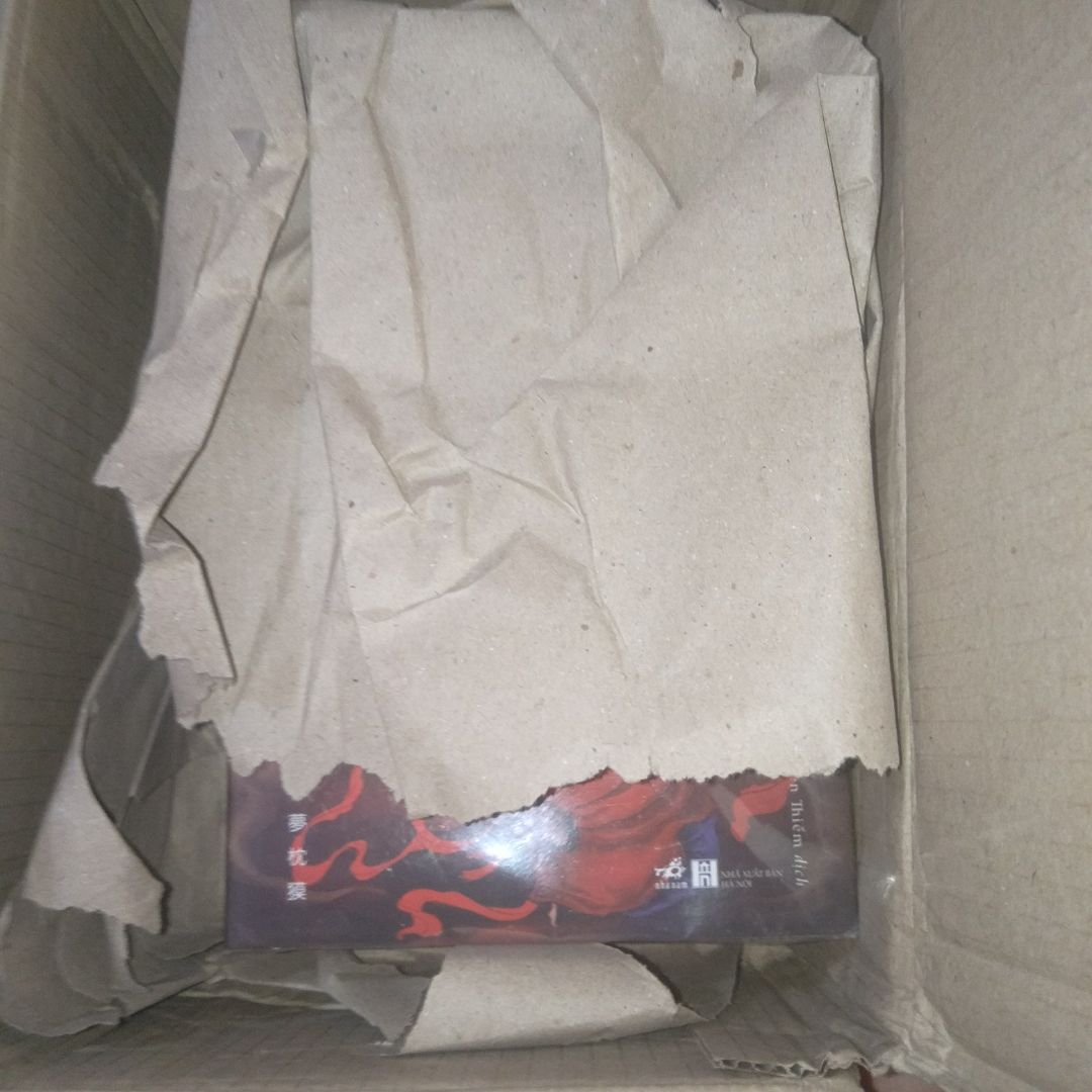 Pháp sư tiki cũng cải thiện chút xíu (nhấn mạnh chút xíu) về đóng gói hàng cụ thể là có lót thêm một miếng giấy ở dưới :) mong pháp sư tiki cải thiện hơn, à cảm ơn shop về món quà 😘