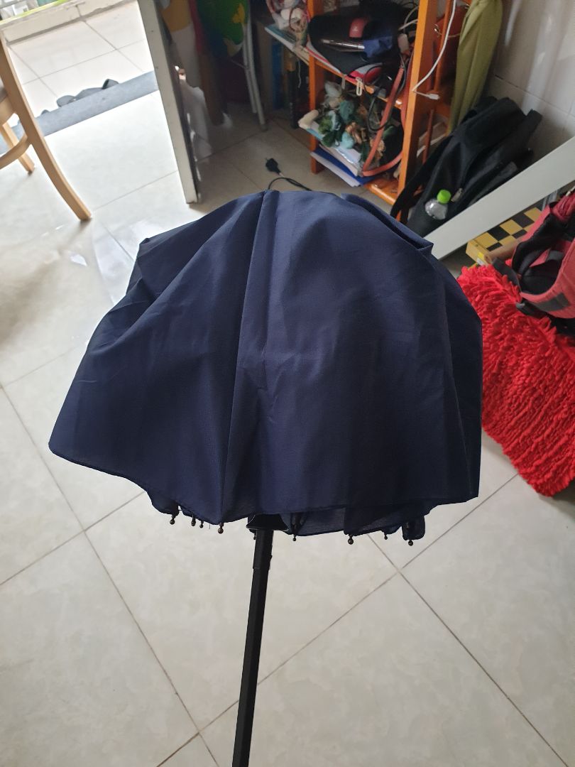 hàng chắc, đẹp, như hình. bấm lần 1 bung dù lớn, bấm lần 2 gấp dù lại nhưng để thu ngắn lại thì phải dùng lực ấn khá mạnh