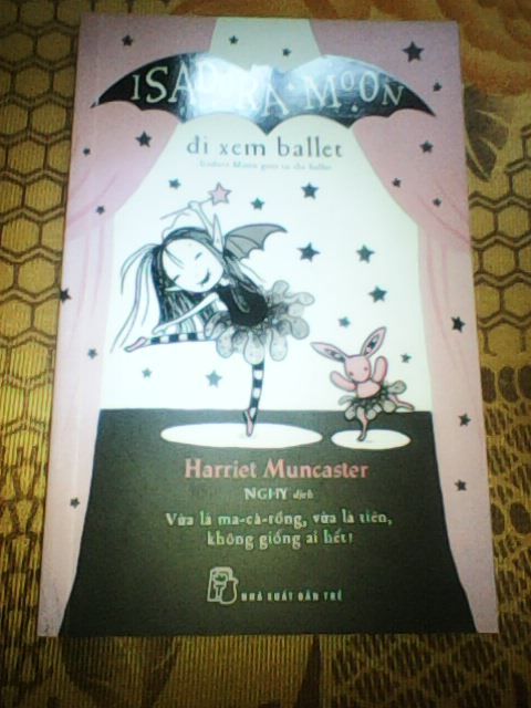 Với tông màu chủ đạo đen và hồng xuyên suốt hình ảnh, cộng thêm cốt truyện đáng yêu, chuyến đi xem vũ hội của gia đình cô bé nửa tiên nửa ma cà rồng vô cùng hài hước song vẫn không kém phần nhân văn. Cảm ơn bạn thỏ hồng rất nhiều ạ!