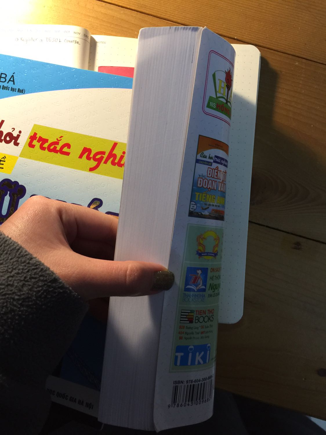 Nội dung sách okie nhưng mình ko hài lòng về bên ship. Họ ném hàng mà cái hộp bục cả 2 bên luôn. Đây là lần thứ 2 mình mua hàng tiki mà bị ném nát cả hộp lẫn cả sách bên trong