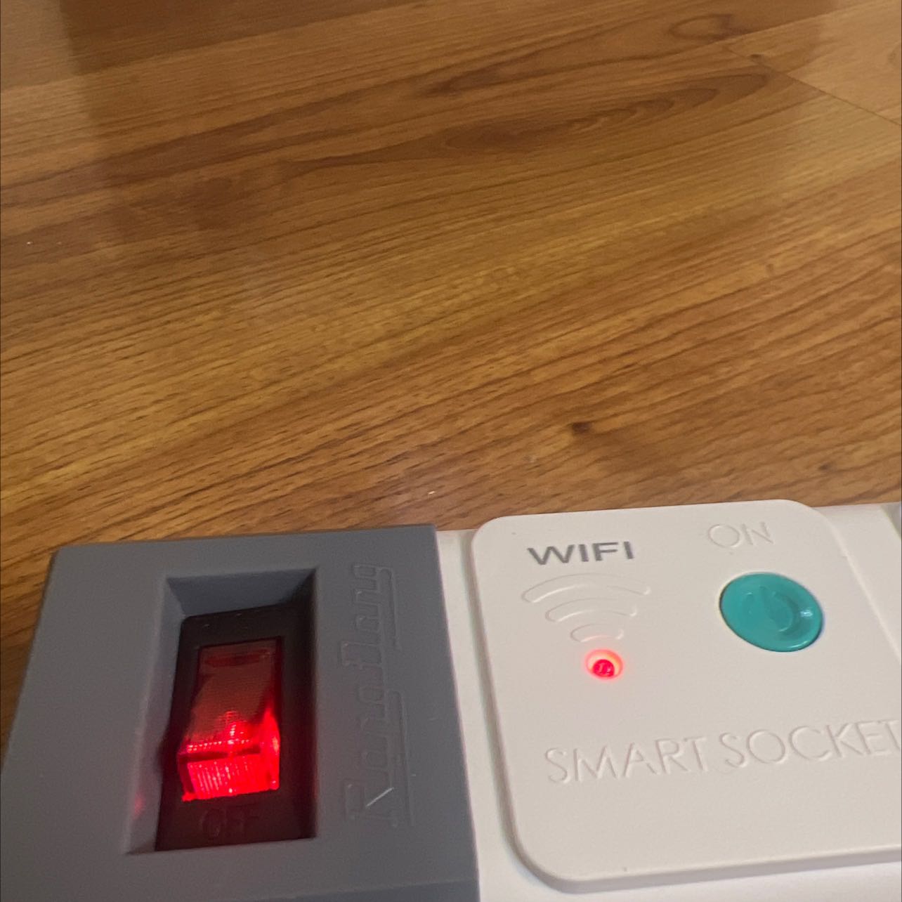 Rất khó thiết lập. Mình dùng phần mềm Smart life của Tuya thì lại được. 

Điều kỳ quái nhất là có đèn ở nút tắt bật và wifi nhưng khi tắt bật thì đèn vẫn sáng. Không thể biết là điện đã ngắt hay chưa. Chỉ có thể hẹn giờ cho cả 3 ổ. Không thiết lập được cho từng ổ.

Vụ đèn báo là tệ nhất. Lúc nào cũng đèn đỏ dù bạn điều khiển tắt hay bật qua smart phone