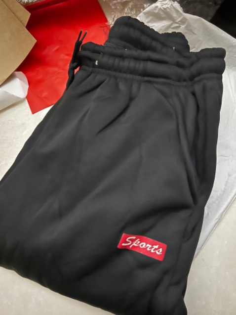 Quần dày dặn, vải đẹp, shop giao hàng nhanh. Lớp lông mềm, khá dày chứ không bị giả đâu nha mọi người. Lông này mặc mùa đông chắc ấm lắm. Mình mua cho bố mặc nên rất trẻ ông rất thích hehe. Mùi lúc đầu hơi nồng, khó chịu tí nhưng mn giặt qua nước đầu là hết nha. Nói chung là ưng lại còn săn được sale 9/9 nữa nên quá hời😅