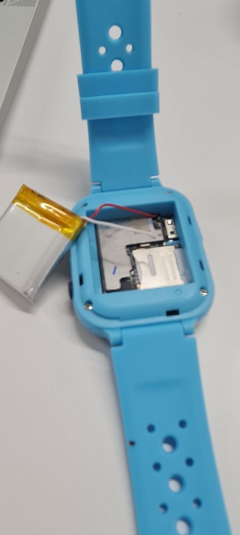 ahuhu, loay hoay lắp sim mà quay qua đã bị đứt dây, shop hỗ trợ hàn lại dùm mình dc ko.
cám ơn.

thật vi diêu, sợi dây nguồn màu trắng bị đứt mà mình nhét tạm pin, đóng nắp lại, vẫn chạy, vẫn sạc pin chỉ là ko biết dùng đến bao giờ. Khi nào đồng hồ ko chạy nữa, mình đem ra tiệm nhờ hàn lại cọng dây màu trắng vậy.
với tầm giá, sản phẩm như vậy là ok. Nhận diện địa chỉ ko đc chính xác nha. Gọi, nghe cg chấp nhận dc với tầm giá :).