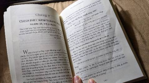 Mình nhận sách được mấy hôm, để y nguyên đấy vì chưa có thời gian. Lần đầu tiên mở sách ra đọc thì phát hiện bị nhàu nhĩ mấy trang ở giữa -___-