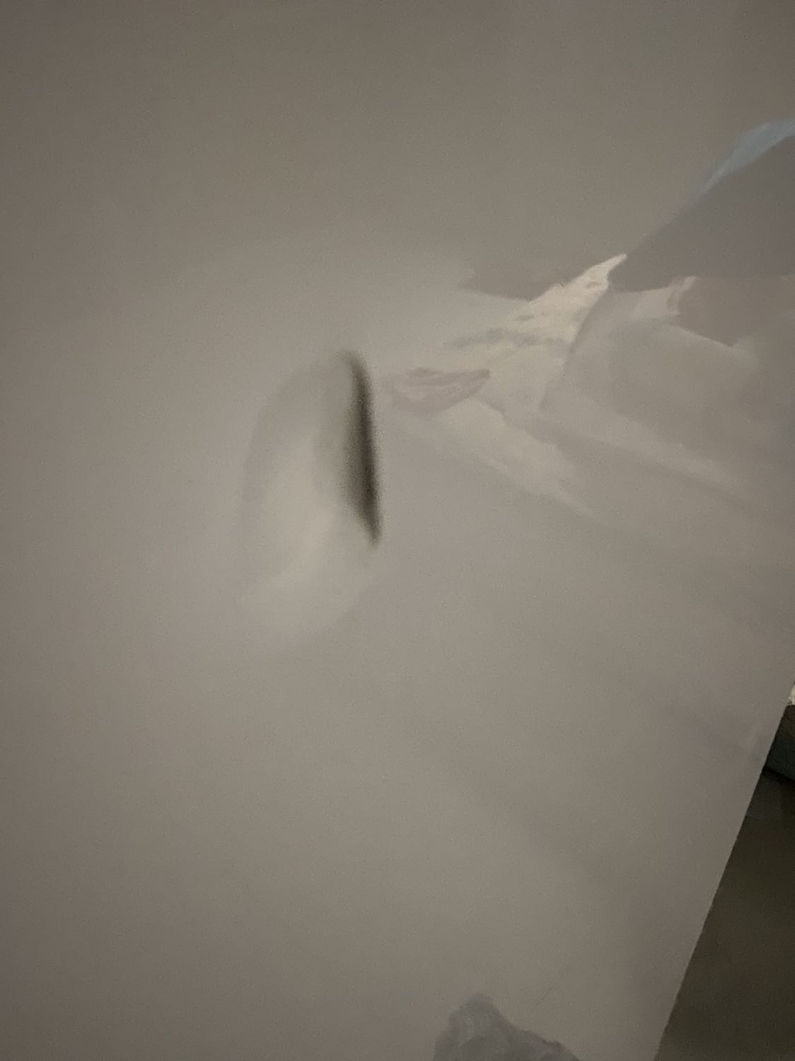 Nhìn hình đủ biết chất lượng sản phẩm...quá tệ. Thêm cái vụ thiếu chân tủ nghiêng, ko chêm giấy vào thì các ngăn hộc toàn mở toang ra.