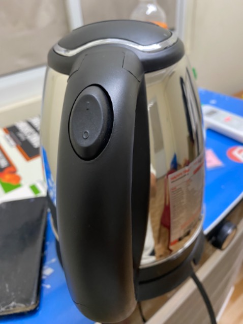 Hàng bị lỗi bể quai nhựa vênh tay cầm quá tệ