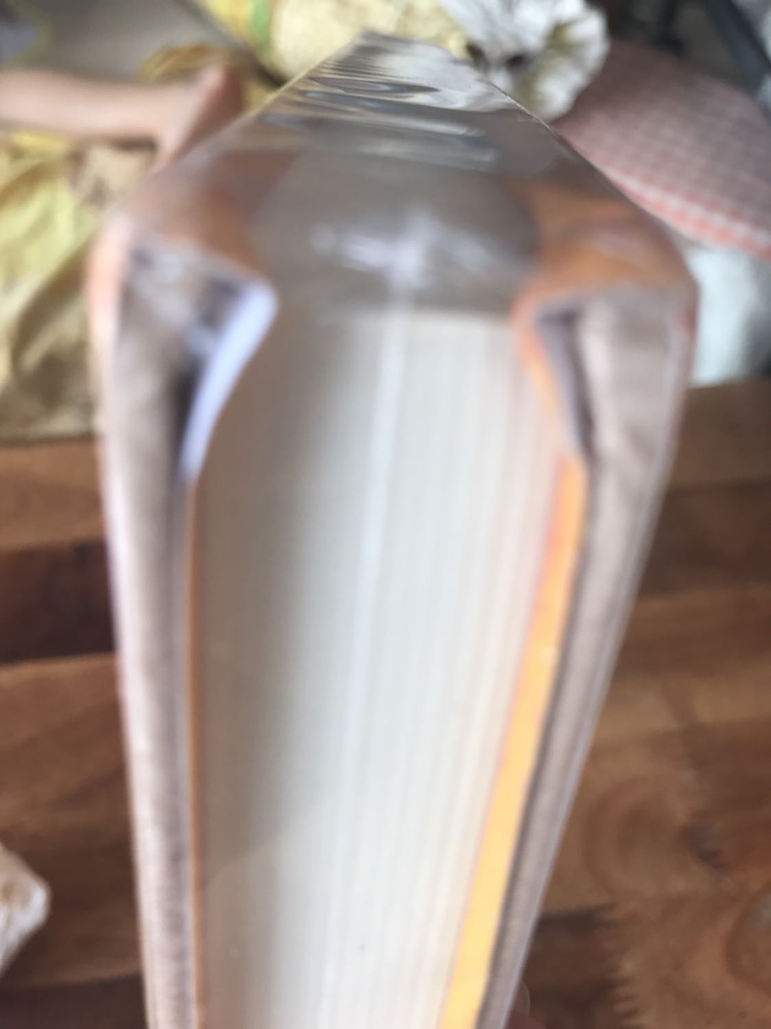 Chưa đọc nhưng sách cũ bụi quá shop. Nên lau qua rồi hãy giao . Gãy góc vậy nên sale là đúng rồi.