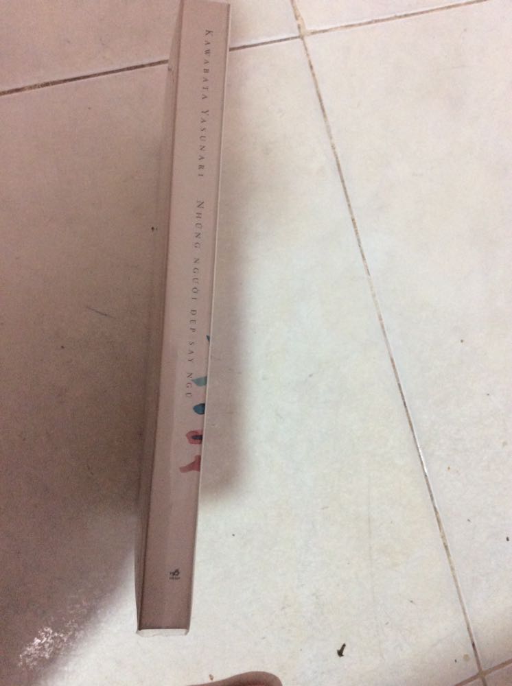 ko biết lần này sách mình mua có bị in lỗi gáy ko chứ cái logo nhã nam ở gáy in có trút xíu còn lệch hẳn sang 1 bên hơi lạ =)))